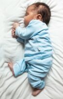 Bộ đồ ngủ em bé dài tay — hessam nabavi / Unsplash
