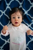 Áo em bé cổ tròn tay ngắn — Juan Encalada / Unsplash
