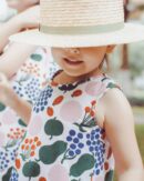Đầm trẻ em họa tiết sắc màu — Kin Li / Unsplash